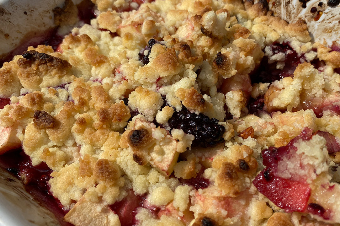 Apfel-Brombeer-Crumble vom Grill