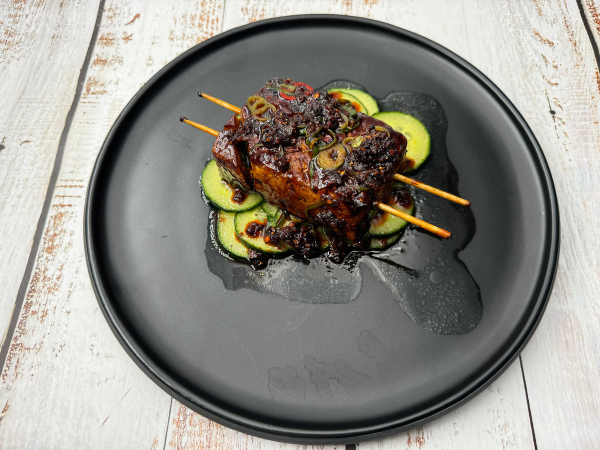 Glasiertes Tofusteak mit Gurkensalat