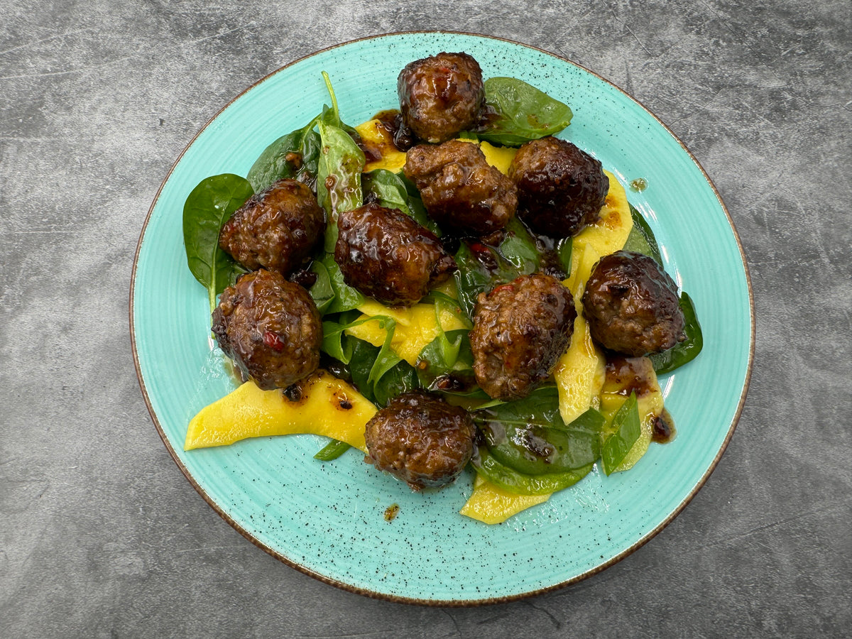 Asiatische Fleischbällchen mit Mangosalat