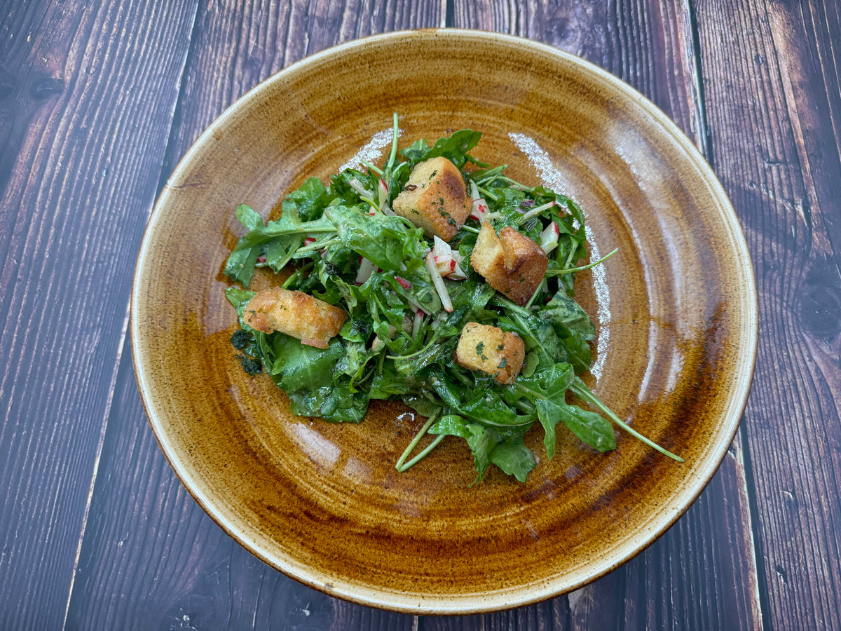 Knusprige Brötchen-Croutons mit Rucolasalat